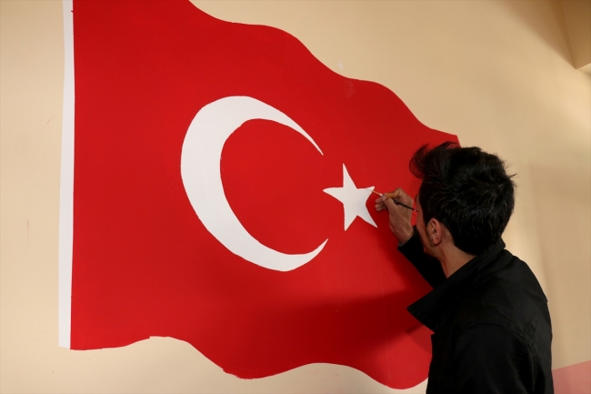 Teröristlerin yaktığı okulu üniversite öğrencileri güzelleştirdi