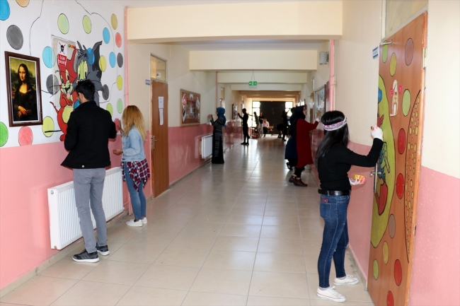 Teröristlerin yaktığı okulu üniversite öğrencileri güzelleştirdi