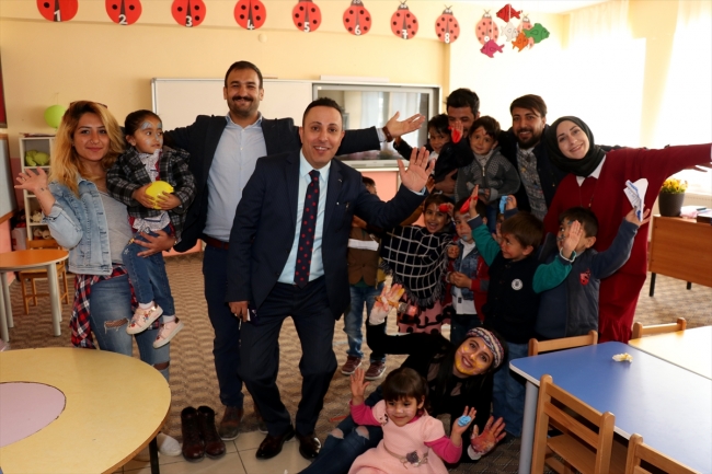 Teröristlerin yaktığı okulu üniversite öğrencileri güzelleştirdi