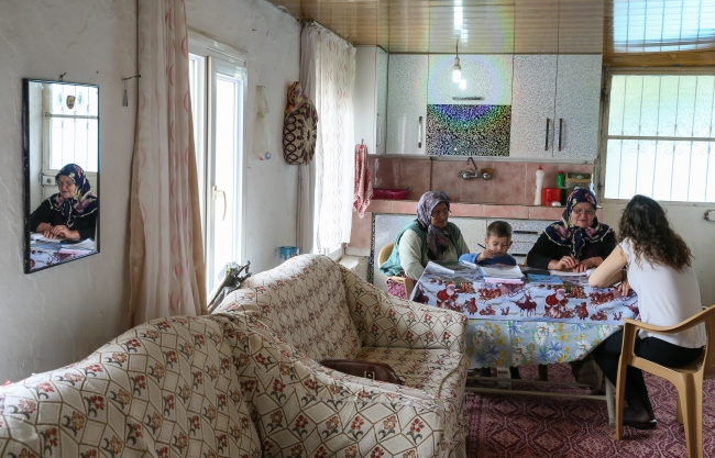 Okuma yazma kursuna gidemeyince öğretmen eve geldi