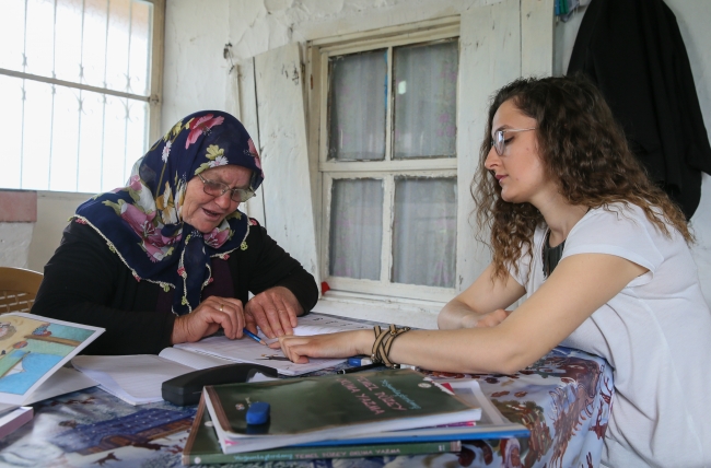 Okuma yazma kursuna gidemeyince öğretmen eve geldi