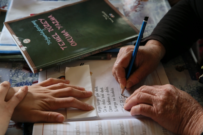 Okuma yazma kursuna gidemeyince öğretmen eve geldi