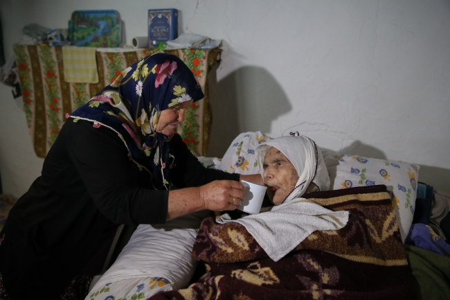 Okuma yazma kursuna gidemeyince öğretmen eve geldi