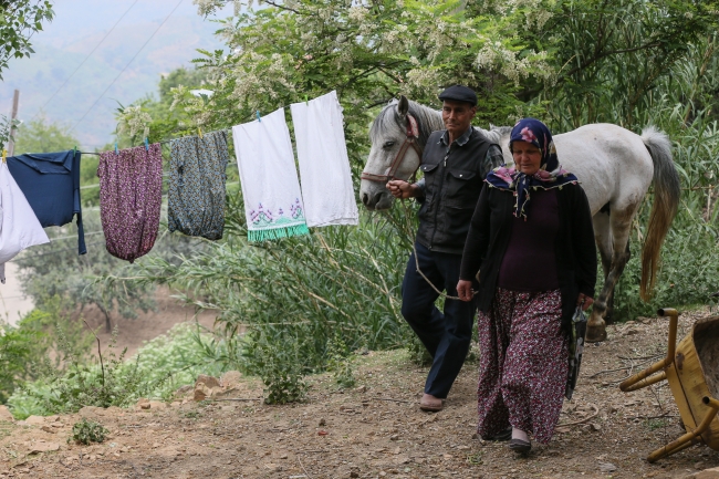 Okuma yazma kursuna gidemeyince öğretmen eve geldi