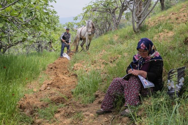 Okuma yazma kursuna gidemeyince öğretmen eve geldi