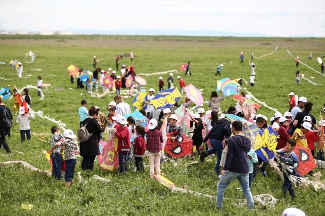Diyarbakır'da bin çocuk uçurtma uçurdu
