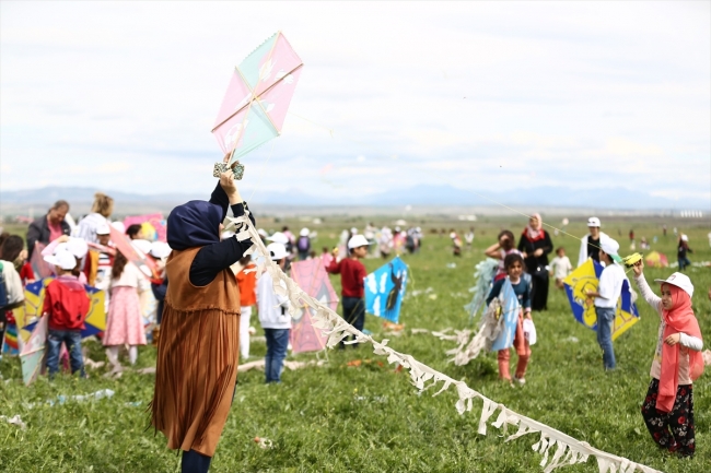 Diyarbakır'da bin çocuk uçurtma uçurdu