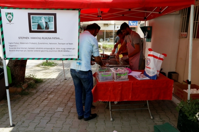 Vefat eden ünlü fizikçi Hawking için İzmir'de helva ve dondurma dağıtıldı