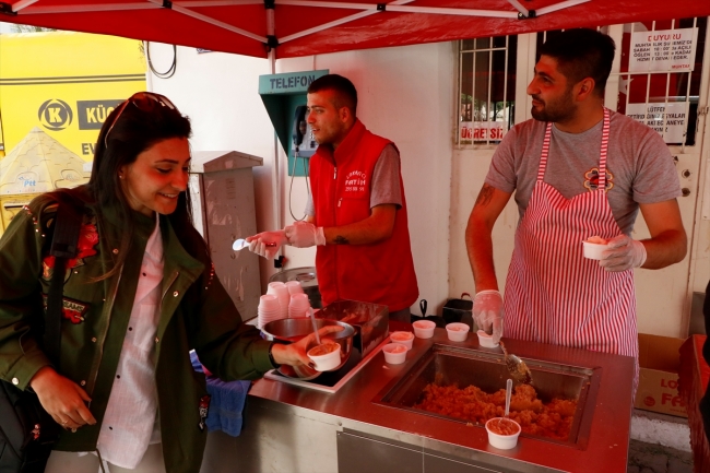 Vefat eden ünlü fizikçi Hawking için İzmir'de helva ve dondurma dağıtıldı