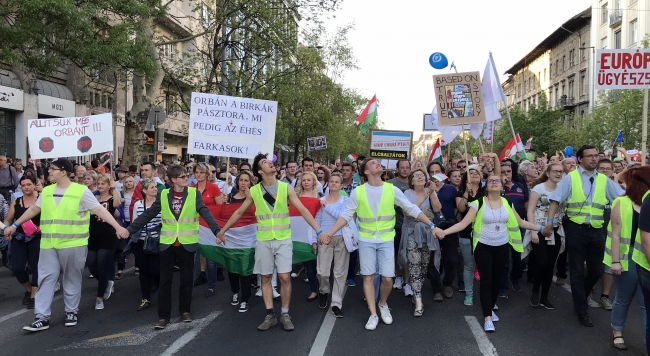 Macaristan'da hükümet karşıtı on binlerce kişi eylem yaptı