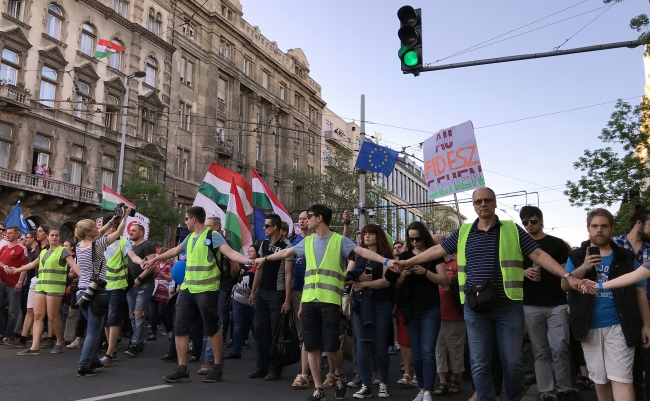 Macaristan'da hükümet karşıtı on binlerce kişi eylem yaptı