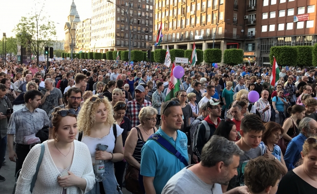 Macaristan'da hükümet karşıtı on binlerce kişi eylem yaptı