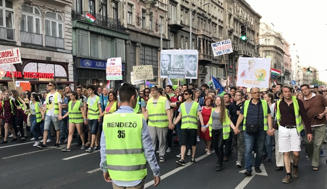 Macaristan'da hükümet karşıtı on binlerce kişi eylem yaptı