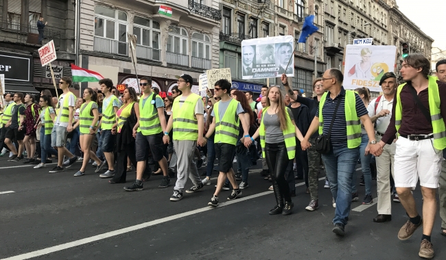 Macaristan'da hükümet karşıtı on binlerce kişi eylem yaptı