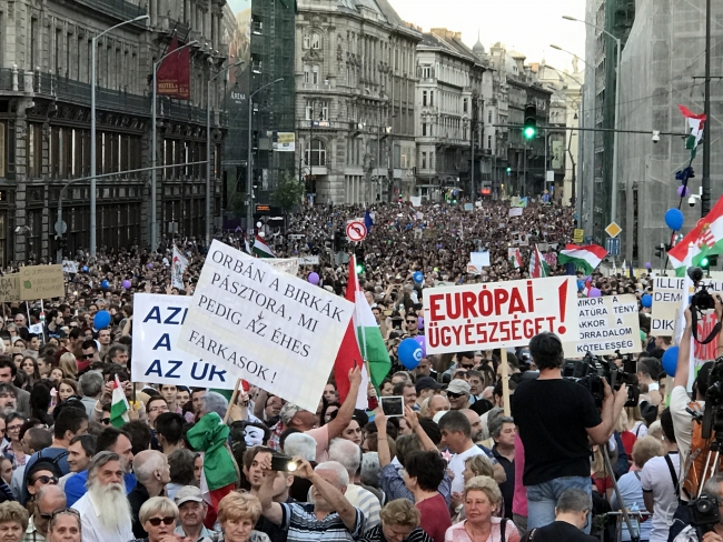 Macaristan'da hükümet karşıtı on binlerce kişi eylem yaptı