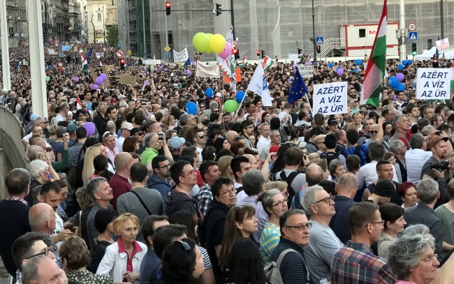 Macaristan'da hükümet karşıtı on binlerce kişi eylem yaptı