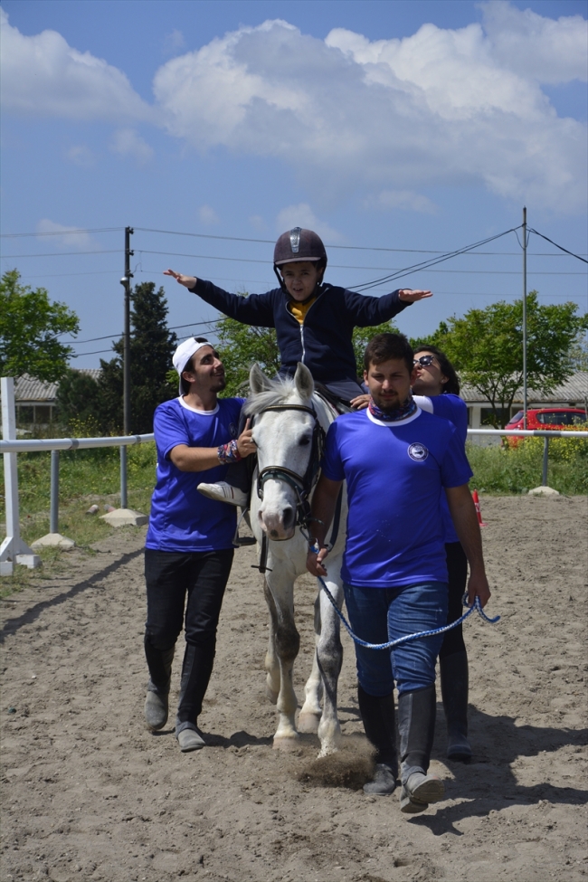 Üniversite öğrencilerinden "Engelsiz Yarınlara Dörtnala" projesi