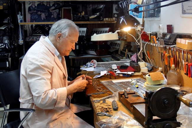 65 yıllık akordeon ustası mesleğini bırakmıyor