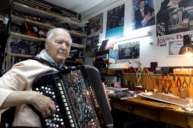 65 yıllık akordeon ustası mesleğini bırakmıyor