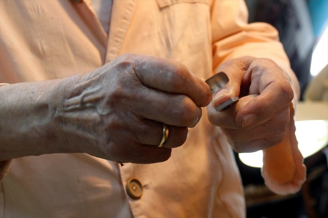 65 yıllık akordeon ustası mesleğini bırakmıyor