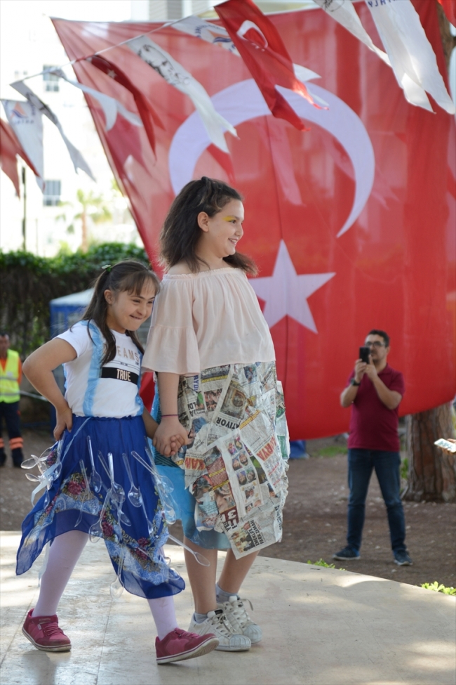 Down sendromlu çocuklar atık malzemelerden giysi yaptı