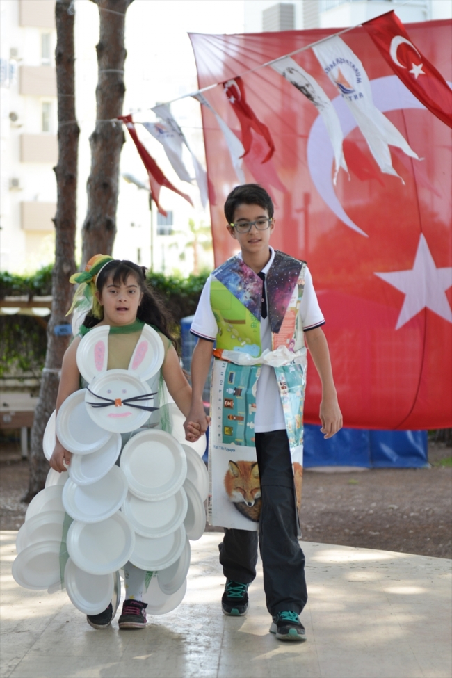 Down sendromlu çocuklar atık malzemelerden giysi yaptı