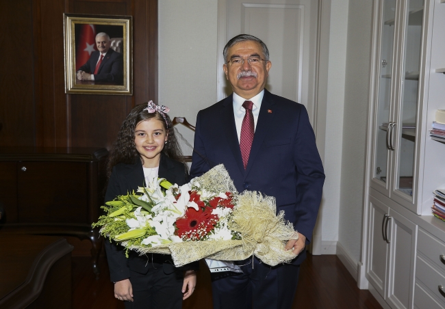 Milli Eğitim Bakan'ı Yılmaz koltuğunu ilkokul öğrencisi Gizem Ünal'a devretti