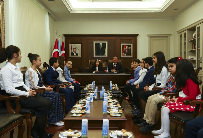 Milli Eğitim Bakan'ı Yılmaz koltuğunu ilkokul öğrencisi Gizem Ünal'a devretti