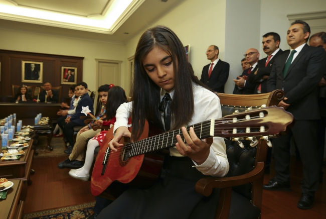 Milli Eğitim Bakan'ı Yılmaz koltuğunu ilkokul öğrencisi Gizem Ünal'a devretti