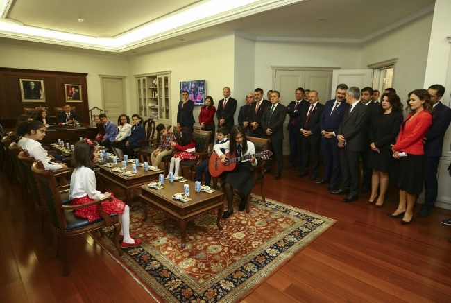 Milli Eğitim Bakan'ı Yılmaz koltuğunu ilkokul öğrencisi Gizem Ünal'a devretti