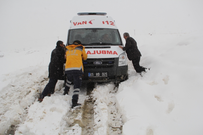 Sağlık ekipleri karla kaplı yolları açtı, hastanın imdadına yetişti