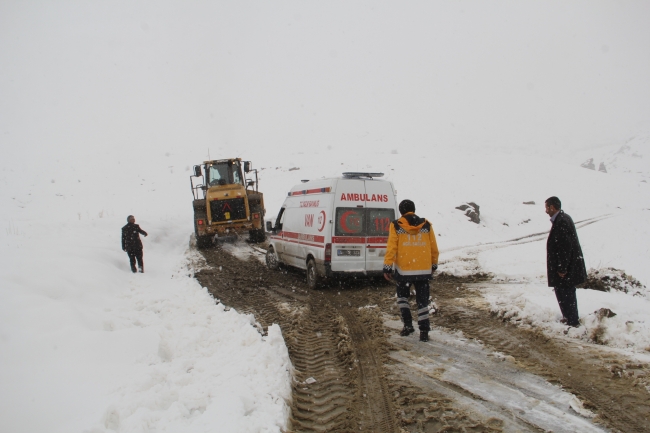 Sağlık ekipleri karla kaplı yolları açtı, hastanın imdadına yetişti