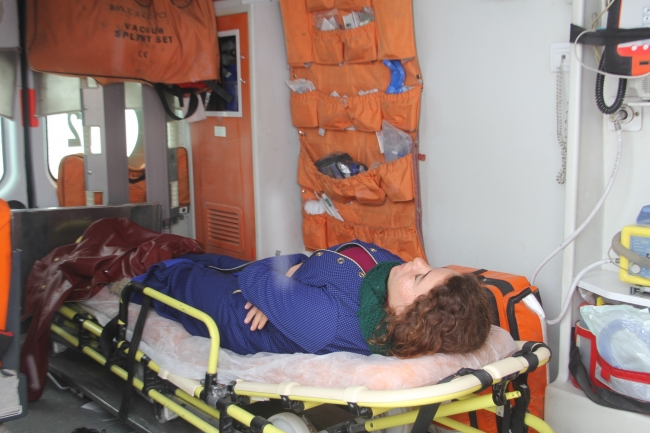 Sağlık ekipleri karla kaplı yolları açtı, hastanın imdadına yetişti