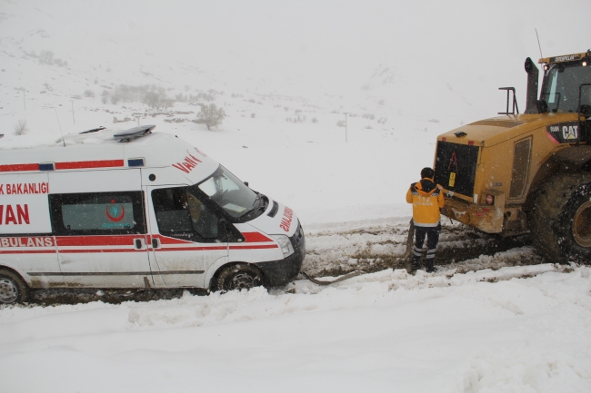 Sağlık ekipleri karla kaplı yolları açtı, hastanın imdadına yetişti