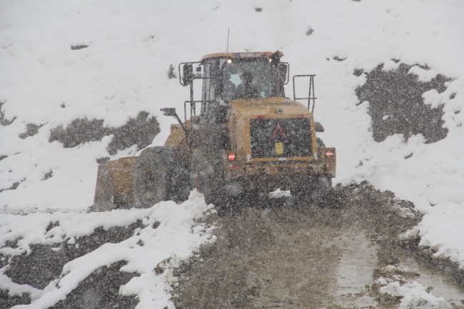 Sağlık ekipleri karla kaplı yolları açtı, hastanın imdadına yetişti