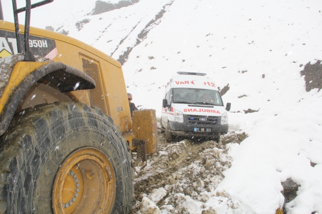 Sağlık ekipleri karla kaplı yolları açtı, hastanın imdadına yetişti