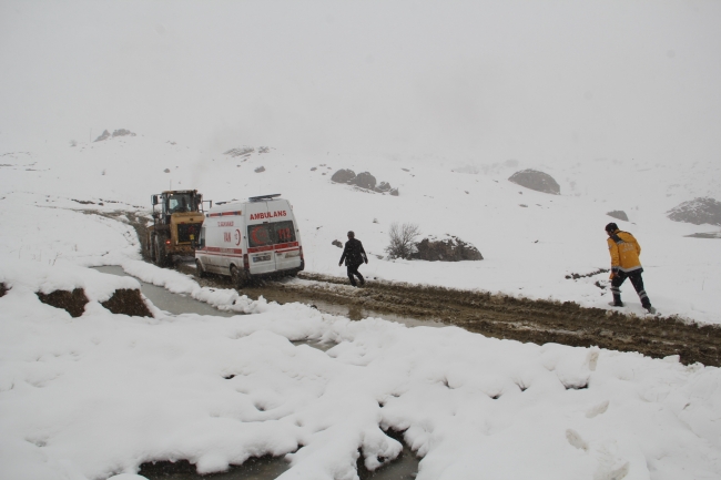 Sağlık ekipleri karla kaplı yolları açtı, hastanın imdadına yetişti