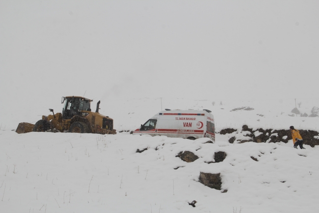 Sağlık ekipleri karla kaplı yolları açtı, hastanın imdadına yetişti