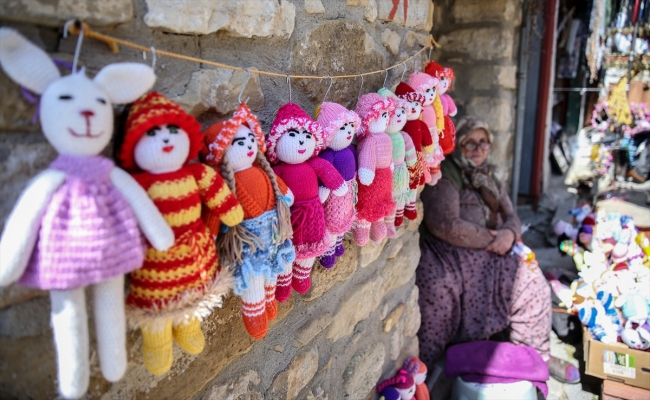 "Bayraklı Köy"ün kadınlarından 103. yıla örgü bebekler