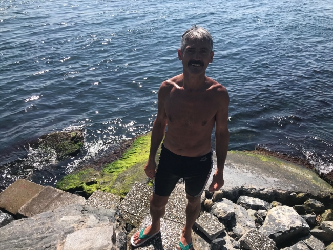 İstanbul'da sıcak havayı fırsat bilen vatandaşlar denize girdi