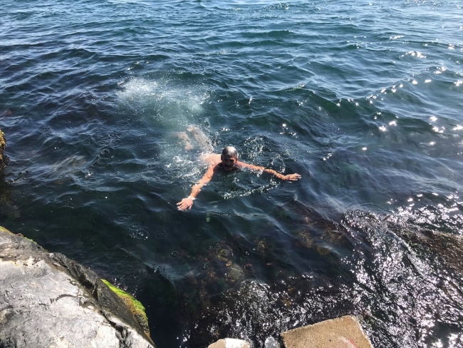 İstanbul'da sıcak havayı fırsat bilen vatandaşlar denize girdi