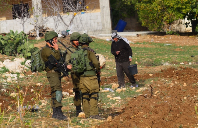 Filistinli çiftçi İsrail mermilerine aldırmadan arazisini ekiyor