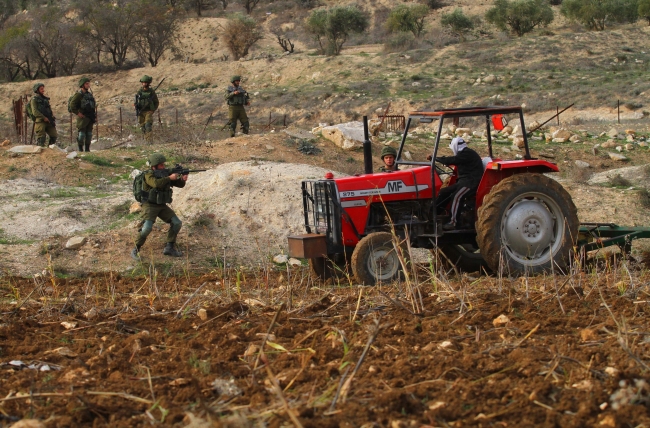 Filistinli çiftçi İsrail mermilerine aldırmadan arazisini ekiyor