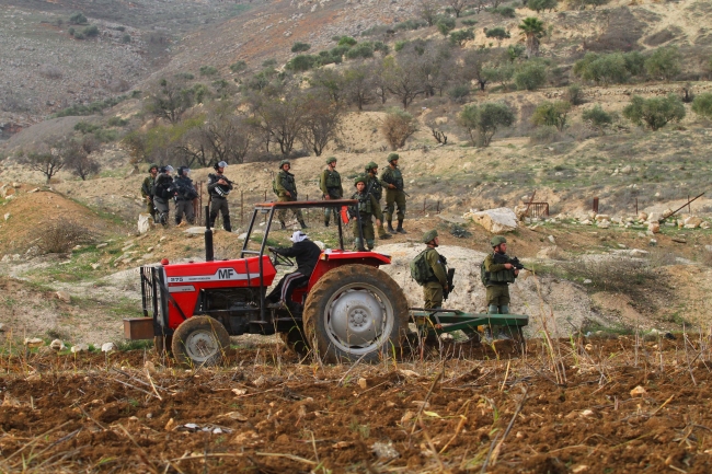 Filistinli çiftçi İsrail mermilerine aldırmadan arazisini ekiyor