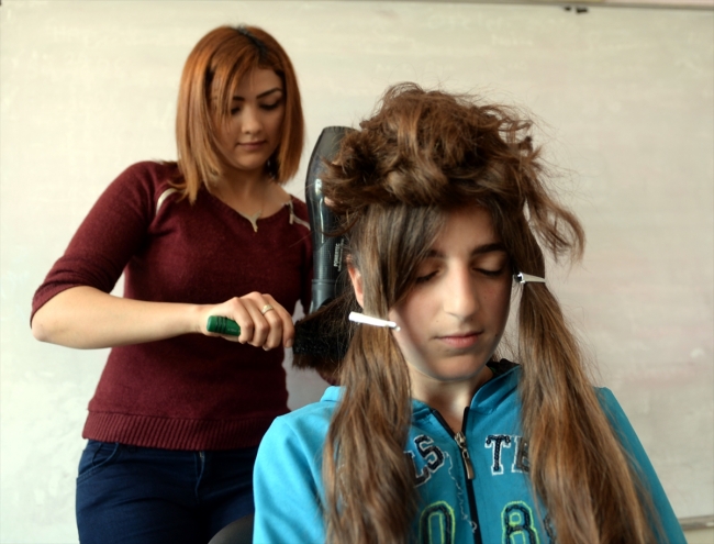 İlkokul öğrencilerine kuaför hizmeti