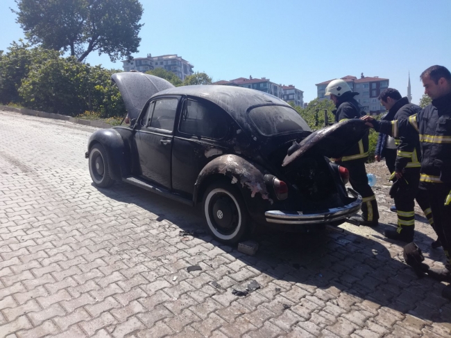 Hareket halindeki araç alev aldı