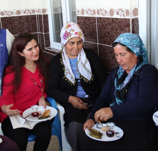 Köydeki işlerini bırakıp, birlikte kitap okuyorlar