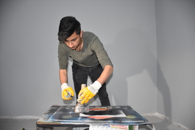 Sprey boyalarla tablo yapıyor