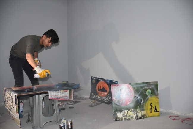 Sprey boyalarla tablo yapıyor