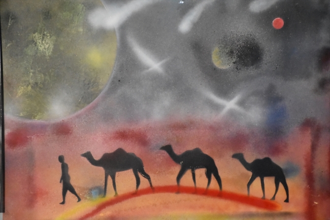 Sprey boyalarla tablo yapıyor